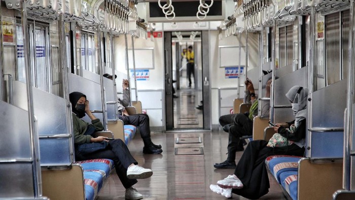 Penerapan PPKM Level 4 mewajibkan pengguna Commuter Line untuk membawa STRP. Begini kondisi penumpang Commuter Line di Stasiun Kota.