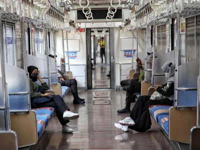 Menilik Suasana KRL Jakarta di Masa PPKM Level 4