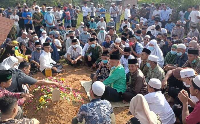 Suasana pemakaman almarhum Ketua MUI Labura Aminurrasyid Aruan di tempat pemakaman umum Kampung Terutung Kelurahan Aekkanopan. (ANTARA/Sukardi)