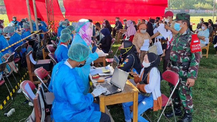 Suasana vaksinasi massal di wilayah Cilebut Kabupaten Bogor