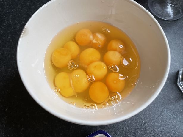 Super Langka! Wanita Ini Temukan 6 Telur Sekaligus dengan Dua Kuning