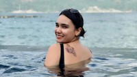 Feby Febiola berpose memperlihatkan tatonya yang cantik di bagian punggung sebelah kiri. Foto: Instagram