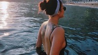 Bagian punggung Ratu Felisha juga dihiasi dengan tato yang kerap terlihat saat ia mengunggah foto liburan. Foto: Instagram