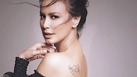 Sophia Latjuba punya tato di punggungnya. Foto: Instagram