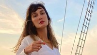 Luna Maya juga disebut punya tato di bagian pinggungl yang sempat ramai menjadi perbincangan. Foto: Instagram