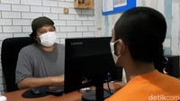 FRP diketahui tak bermasker saat peristiwa penangkapan. Petugas yang mencurigainya berusaha mendekati, namun FRP malah lari. Petugas mengejar dan meringkusnya.