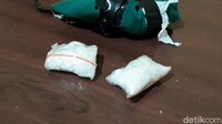 Polisi menemukan dua paket sabu seberat 20,8 gram yang dibalut kain di sakunya. Setelah diringkus dan diinterogasi, FRP mengaku baru saja mengambil sabu yang ditempel di sebuah tong sampah di lokasi penangkapan.