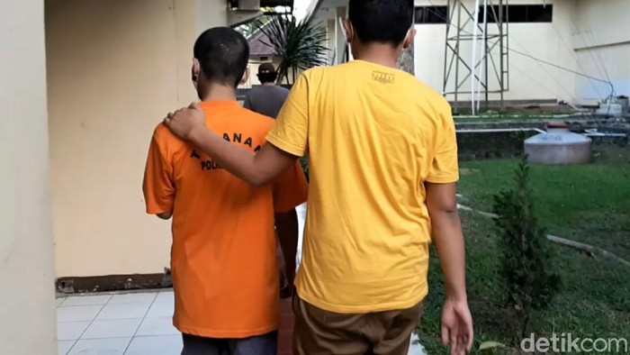 Kedok FRP, pria asal Tasikmalaya, sebagai pengedar sabu terbongkar usai terjaring razia di kawasan Garut, Jabar. Pria itu kena razia karena tak pakai masker.
