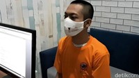 FRP, pria asal Tasikmalaya, ditangkap polisi lantaran kedapatan mengedarkan sabu. Kedok jahat FRP ini terbongkar gegara terjaring patroli Operasi Yustisi saat PPKM Darurat di Kabupaten Garut.  
