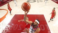 Pemain basket Amerika Javale Mcgee melakukan layup dan menambah skor untuk timnas Amerika. (Gregory Shamus/Pool Photo via AP)