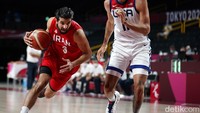 Akhirnya, tim besutan Gregg Popovich berhasil menyudahi perlawanan Iran dengan skor telak 120-66. Praktis, ini merupakan kemenangan pertama AS di ajang Olimpiade Tokyo 2020. Amerika Serikat akan memainkan gim terakhir mereka tiga hari lagi, melawan Republik Ceko. (AP Photo/Charlie Neibergall)