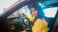 Ini gaya Urvashi saat berada di kabin mobil Rolls-Royce. Foto: Instagram @urvashirautela