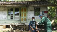Sementara itu di dalam negeri proses vaksinasi terus dikebut pemerintah, dalam prosesnya petugas kian gencar menjemput bola dengan melakukan vaksinasi secara door to door. Rifkianto Nugroho/detikcom.