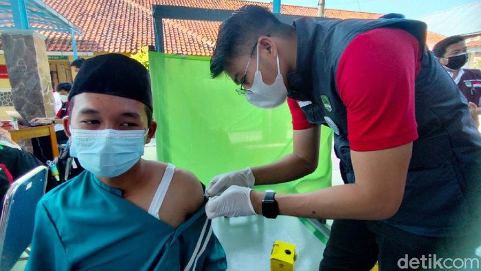 Vaksinasi untuk anak di Kabupaten Majalengka, Jawa Barat mulai digalakkan. Ditargetkan ada 99 ribu anak usia 12-17 tahun yang akan divaksin COVID-19.