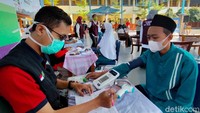 Vaksinasi bagi 99 ribu lebih anak di Kabupaten Majalengka akan dilakukan secara bertahap. Untuk hari ini kata Tarsono, 2.600 anak diharuskan sudah menjalani vaksinasi.