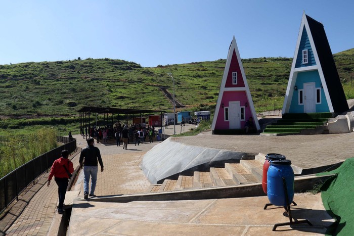 500 warga Kecamatan Cicalengka, Kabupaten Bandung, Jabar, menjalani vaksinasi COVID-19. Vaksinasi ini digelar di tempat wisata Cicalengka Dreamland.