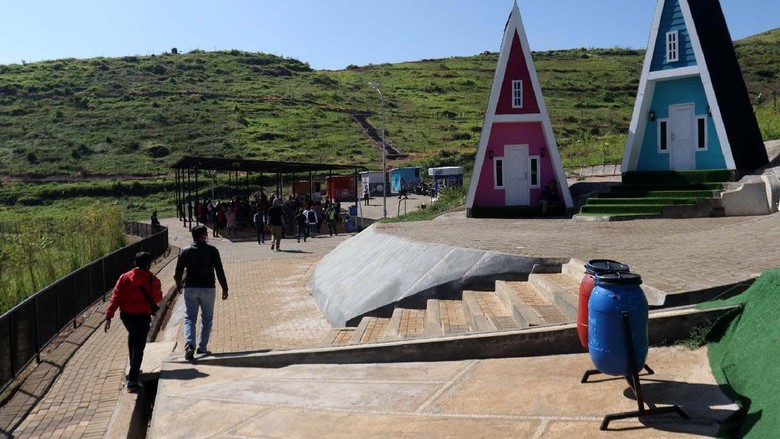 Vaksinasi Asyik di Tempat Piknik 500 warga Kecamatan Cicalengka, Kabupaten Bandung, Jabar, menjalani vaksinasi COVID-19. Vaksinasi ini digelar di tempat wisata Cicalengka Dreamland.