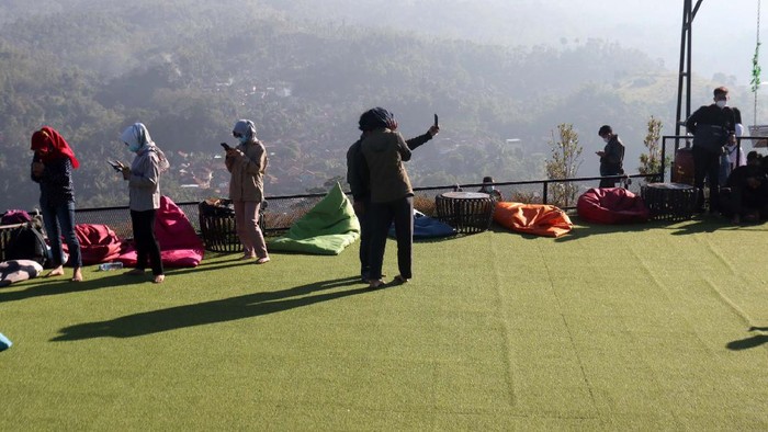 500 warga Kecamatan Cicalengka, Kabupaten Bandung, Jabar, menjalani vaksinasi COVID-19. Vaksinasi ini digelar di tempat wisata Cicalengka Dreamland.
