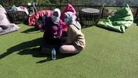 Ada yang berswafoto dengan latar pegunungan, menaiki ayunan, hingga berjalan-jalan di pedestarian yang ada di obyek wisata ini.