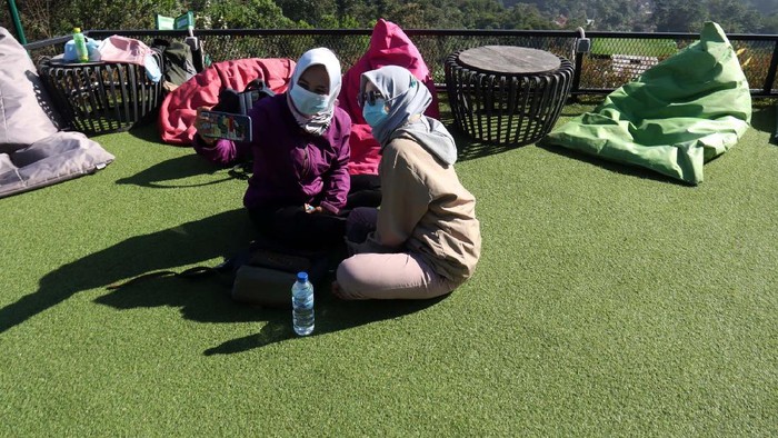 Vaksinasi Asyik di Tempat Piknik 500 warga Kecamatan Cicalengka, Kabupaten Bandung, Jabar, menjalani vaksinasi COVID-19. Vaksinasi ini digelar di tempat wisata Cicalengka Dreamland.