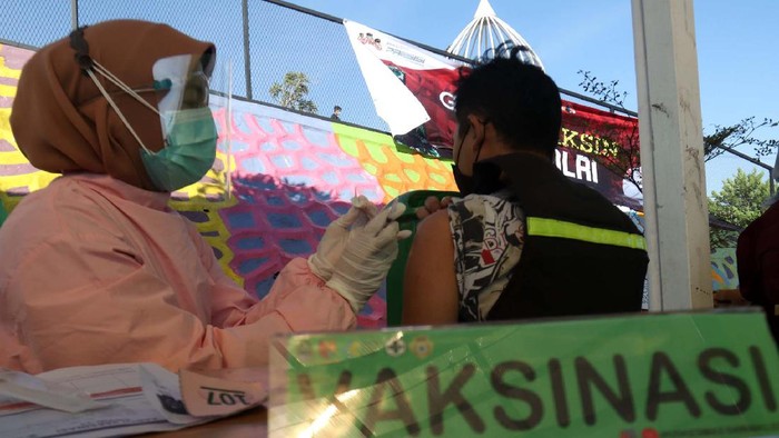 500 warga Kecamatan Cicalengka, Kabupaten Bandung, Jabar, menjalani vaksinasi COVID-19. Vaksinasi ini digelar di tempat wisata Cicalengka Dreamland.