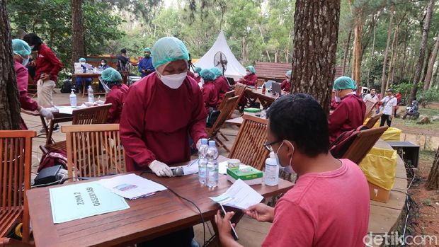 Vaksinasi Covid-19 di hutan pinus Mangunan