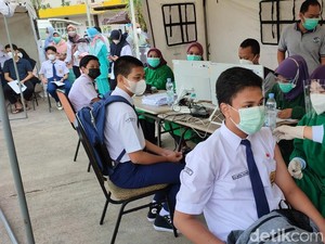 Vaksinasi Remaja Dikebut untuk PTM, Orang Tua-Sekolah Diminta Aktif