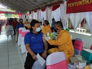 Petugas Kesulitan Atur Jaga Jarak Saat Vaksinasi Napi Lapas Semarang