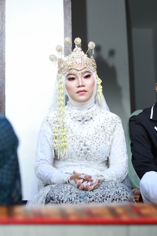 Pernikahan satu mempelai pria dengan dua pengantin wanita alias poligami itu digelar pada 20 Juli 2021. Camat Pujut, Lalu Sungkul, membenarkan warganya menikahi dua wanita sekaligus. Acara tersebut disaksikan oleh beberapa warga. Foto: Dok. Facebook Doyok Potret.