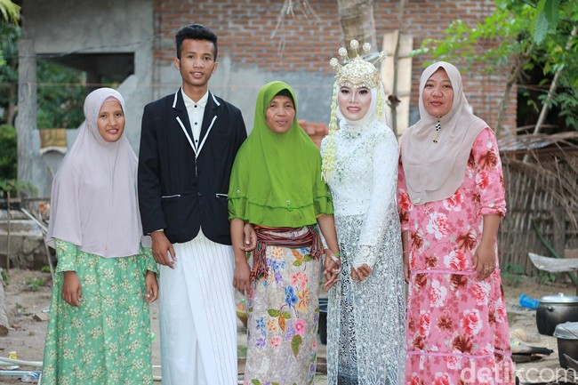 Paling kuat jadi pengantin, seadainya kamu ada di posisi saya? Silahkan mencoba biar anda tahu rasanya.Ya Allah rasanya kayak.... manteplah. Ya suami kita kan sama-sama, jadi pekerjaan rumah juga harus sama-sama, ucap Khusnul seperti ditirukan Pur. Foto: Dok. Facebook Khusnuell.