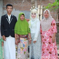 Paling kuat jadi pengantin, seadainya kamu ada di posisi saya? Silahkan mencoba biar anda tahu rasanya.Ya Allah rasanya kayak.... manteplah. Ya suami kita kan sama-sama, jadi pekerjaan rumah juga harus sama-sama, ucap Khusnul seperti ditirukan Pur. Foto: Dok. Facebook Khusnuell.