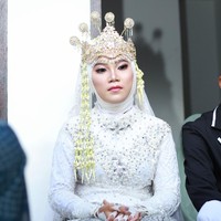 Pernikahan satu mempelai pria dengan dua pengantin wanita alias poligami itu digelar pada 20 Juli 2021. Camat Pujut, Lalu Sungkul, membenarkan warganya menikahi dua wanita sekaligus. Acara tersebut disaksikan oleh beberapa warga. Foto: Dok. Facebook Doyok Potret.