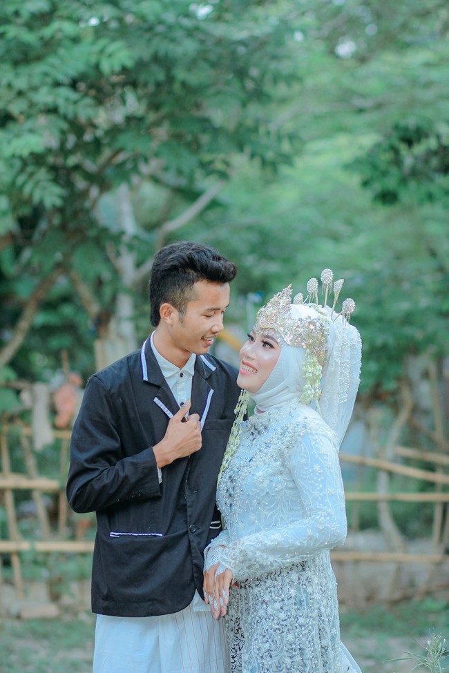 Setelah akad nikah pada 20 Juli 2021, pasangan poligami ini menggelar resepsi. Resepsi nikah Korik dengan Khusnul dan Yun digelar pada Senin (26/7) di kediaman mempelai pria di Desa Kuta, Kecamatan Pujut, Lombok Tengah, NTB. Foto: Dok. Facebook Doyok Potret.