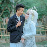 Setelah akad nikah pada 20 Juli 2021, pasangan poligami ini menggelar resepsi. Resepsi nikah Korik dengan Khusnul dan Yun digelar pada Senin (26/7) di kediaman mempelai pria di Desa Kuta, Kecamatan Pujut, Lombok Tengah, NTB. Foto: Dok. Facebook Doyok Potret.