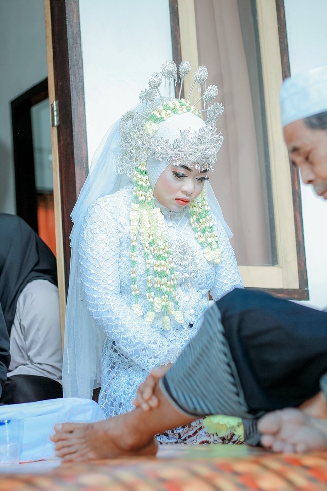 Dalam pengakuannya, Korik mengatakan tidak merencanakan untuk menikahi Khusnul dan Yun secara bersamaan. Menurutnya, pernikahan poligami sekaligus itu karena takdir. Tidak pernah ada rencana, tapi ini adalah jodoh, kata Korik seperti dilansir Antara, Rabu (28/7/2021). Saat diwawancara dengan didampingi dua istrinya, Korik menebar senyum. Foto: Dok. Facebook Doyok Potret.