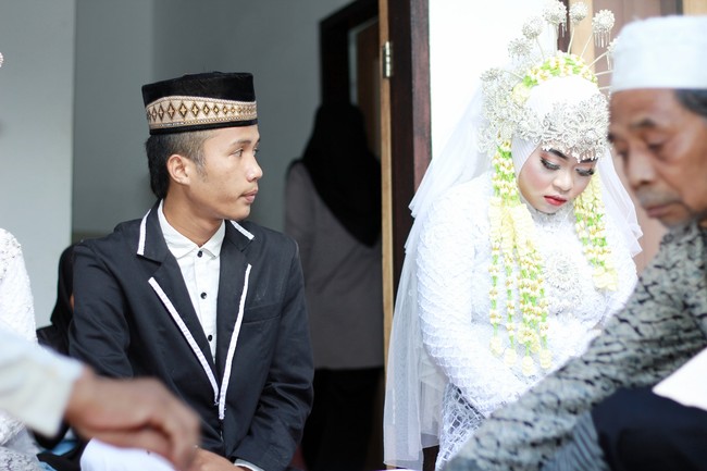 Seperti dikutip dari Antara, pengantin pria yang viral menikahi dua wanita sekaligus itu bernama Korik Akbar (20 tahun). Dia merupakan warga Desa Kuta, Kecamatan Pujut, Lombok Tengah, NTB. Dua wanita yang dinikahinya bernama Khusnul Hotimah (20 tahun), warga Desa Prabu, dan Yun Nitanuri (21), warga Desa Rambitan, NTB. Foto: Dok. Facebook Doyok Potret.