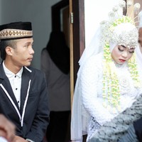 Seperti dikutip dari Antara, pengantin pria yang viral menikahi dua wanita sekaligus itu bernama Korik Akbar (20 tahun). Dia merupakan warga Desa Kuta, Kecamatan Pujut, Lombok Tengah, NTB. Dua wanita yang dinikahinya bernama Khusnul Hotimah (20 tahun), warga Desa Prabu, dan Yun Nitanuri (21), warga Desa Rambitan, NTB. Foto: Dok. Facebook Doyok Potret.