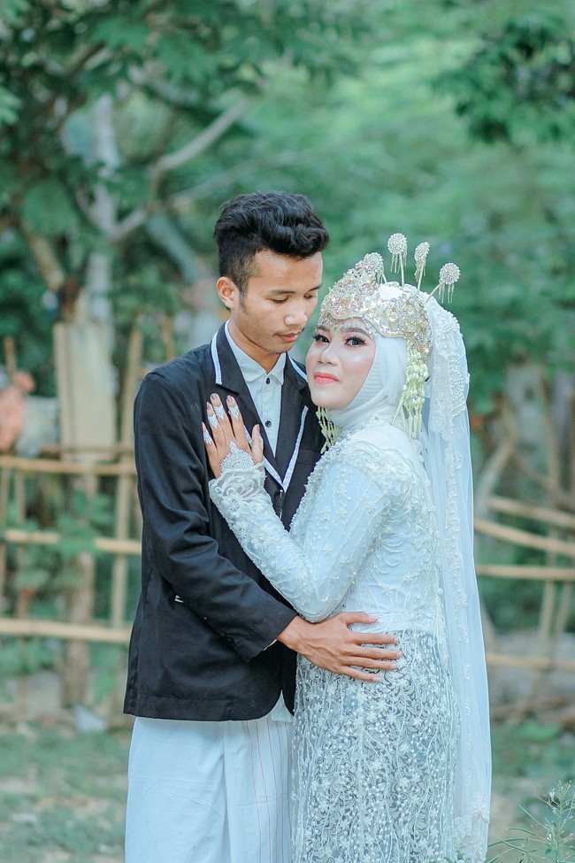 Khusnul yang diwawancara bersama Korik mengakui bahwa dirinya tak tahu akan dimadu. Namun dia menerima poligami yang dilakukan sang suami. Namanya jodoh, saya akan jalani saja. Saya tahu (dipoligami) setelah di rumahnya, kata Khusnul. Foto: Dok. Facebook Doyok Potret.