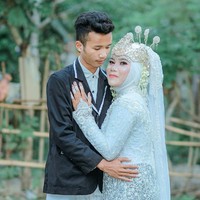 Khusnul yang diwawancara bersama Korik mengakui bahwa dirinya tak tahu akan dimadu. Namun dia menerima poligami yang dilakukan sang suami. Namanya jodoh, saya akan jalani saja. Saya tahu (dipoligami) setelah di rumahnya, kata Khusnul. Foto: Dok. Facebook Doyok Potret.