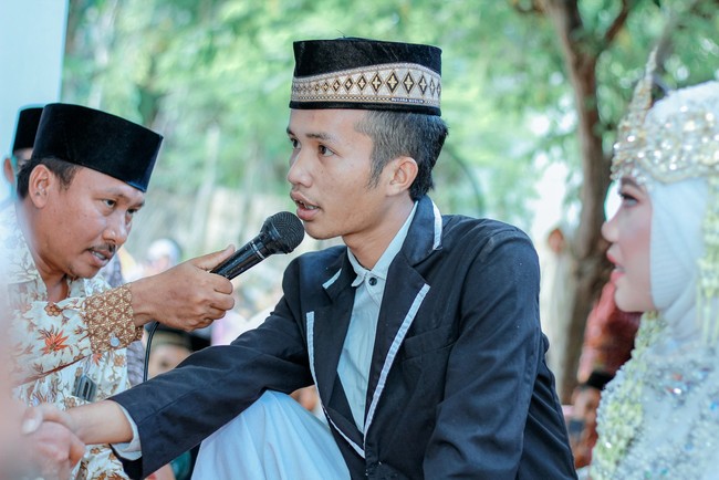 Korik mengaku awalnya mengenal Nitanuri pada 2016. Setelah bercerai, Korik menjalin asmara dengan Nitanuri. Pada saat bersamaan, Korik berpacaran dengan Khusnul sejak 2011. Dia mengaku jarang bertemu saat pacaran. Selama pacaran hanya lewat HP saja untuk membagi waktu. Jarang malam Mingguan, katanya. Foto: Dok. Facebook Doyok Potret.