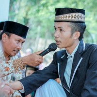 Korik mengaku awalnya mengenal Nitanuri pada 2016. Setelah bercerai, Korik menjalin asmara dengan Nitanuri. Pada saat bersamaan, Korik berpacaran dengan Khusnul sejak 2011. Dia mengaku jarang bertemu saat pacaran. Selama pacaran hanya lewat HP saja untuk membagi waktu. Jarang malam Mingguan, katanya. Foto: Dok. Facebook Doyok Potret.