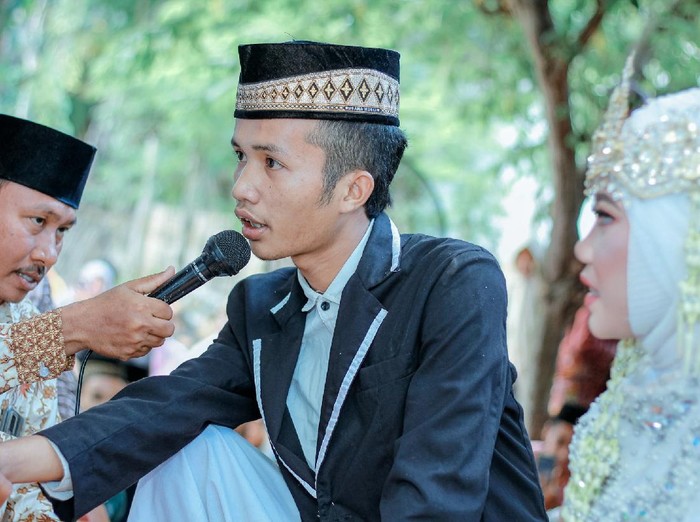 Viral pria yang menikahi dua wanita sekaligus di NTB. Viral pria yang menikahi dua wanita sekaligus di NTB.