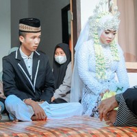 Pernikahan tersebut terjadi di Kecamatan Pujut, Kabupaten Lombok Tengah, Nusa Tenggara Barat (NTB). Foto pernikahan tersebut awalnya diunggah oleh akun Facebook Doyok Potret. Dalam video yang berdurasi 27 detik itu, terlihat momen acara akad nikah pengantin pria berpeci dan jas dengan dua orang pengantin wanita berbaju putih. Foto: Dok. Facebook Doyok Potret.