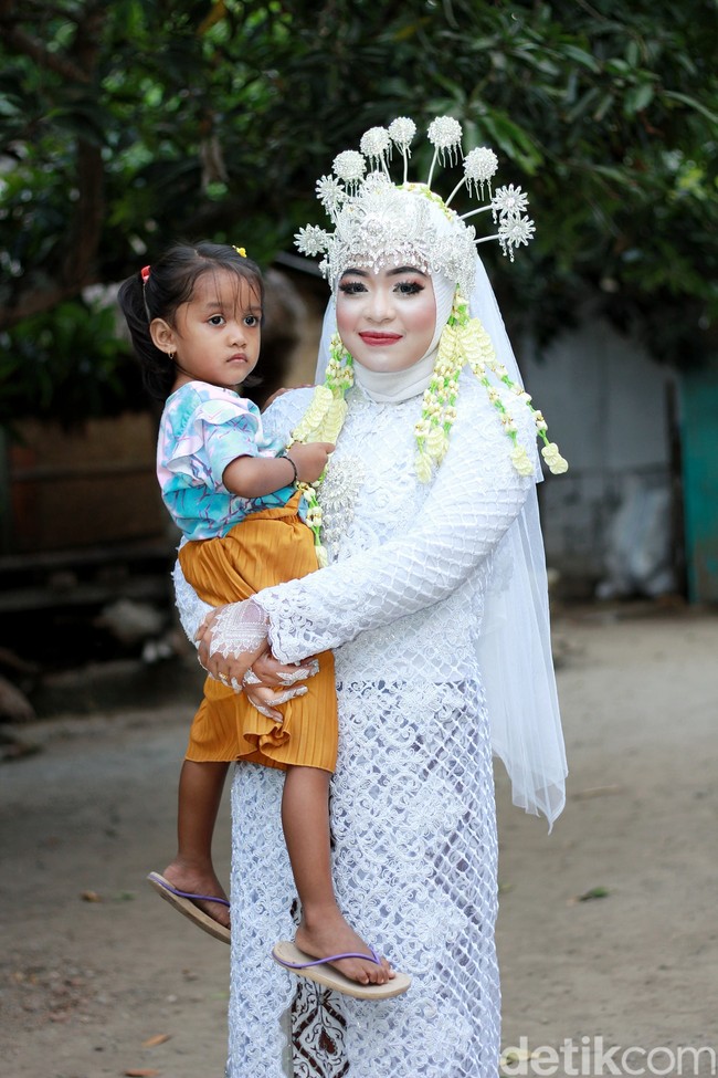 Pur sebagai fotografer acara akad nikah tersebut menyaksikan pernikahan poligami, Pur yang penasaran pun bertanya kepada salah satu mempelai wanita yaitu Khusnul. Dia bertanya bagaimana rasanya dinikahi pria yang memiliki dua istri sekaligus. Foto: Dok. Facebook Doyok Potret.