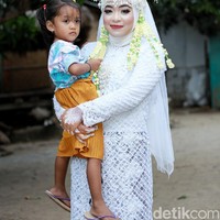 Pur sebagai fotografer acara akad nikah tersebut menyaksikan pernikahan poligami, Pur yang penasaran pun bertanya kepada salah satu mempelai wanita yaitu Khusnul. Dia bertanya bagaimana rasanya dinikahi pria yang memiliki dua istri sekaligus. Foto: Dok. Facebook Doyok Potret.