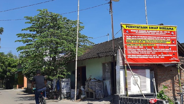 Warga Dukuh Klinggen, RT 06/02 Desa Guwokajen, Kecamatan Sawit, Kabupaten Boyolali memasang baliho di jalan masuk dukuh tersebut. Baliho menuntut ganti rugi pembebasan lahan jalan tol Solo – Yogya segera dibayarkan