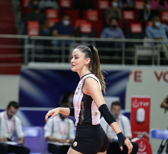 Zehra Gunes pertama kali muncul sebagai atlet voli profesional pada musim 2011-2012. Wanita yang menempati urutan ke 5 dalam 10 atlet voli tercantik di dunia itu bergabung dengan Vakifbank Istanbul dalam Liga Voli Wanita Turki. Foto: Instagram/@zehragns18