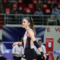 Zehra Gunes pertama kali muncul sebagai atlet voli profesional pada musim 2011-2012. Wanita yang menempati urutan ke 5 dalam 10 atlet voli tercantik di dunia itu bergabung dengan Vakifbank Istanbul dalam Liga Voli Wanita Turki. Foto: Instagram/@zehragns18