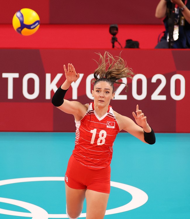 Zehra Gunes pertama kali muncul sebagai atlet voli profesional pada musim 2011-2012. Wanita yang menempati urutan ke 5 dalam 10 atlet voli tercantik di dunia itu bergabung dengan Vakifbank Istanbul dalam Liga Voli Wanita Turki. Foto: Getty Images/Toru Hanai