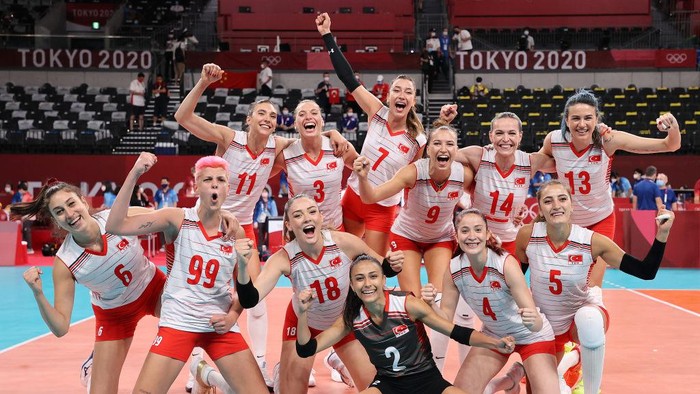 TOKYO, JAPAN - JULY 27: Zehra Gunes #18 of Team Turkey serves against Team Italy during the Women's Preliminary - Pool B volleyball on day four of the Tokyo 2020 Olympic Games at Ariake Arena on July 27, 2021 in Tokyo, Japan. (Photo by Toru Hanai/Getty Images)